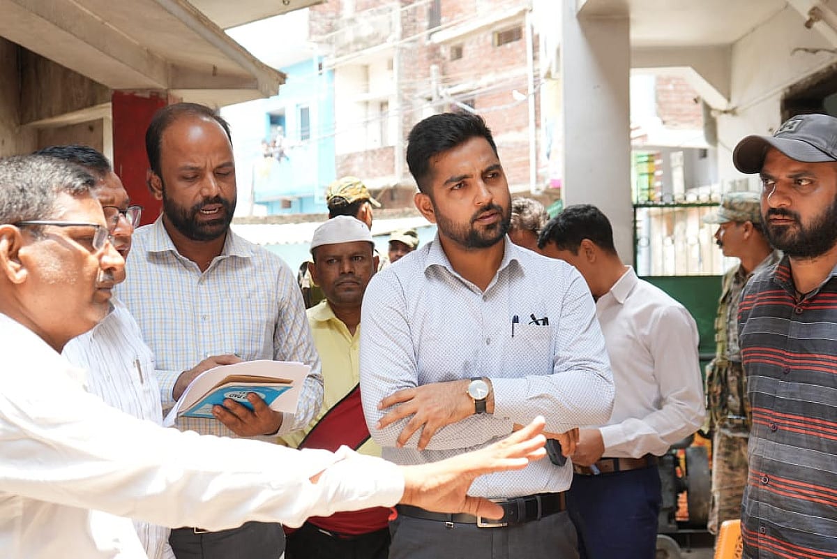पलामू में शुरू हुआ मेगा वोटर वेरिफिकेशन ड्राइव, उपायुक्त ने मतदान केंद्रों का किया निरीक्षण