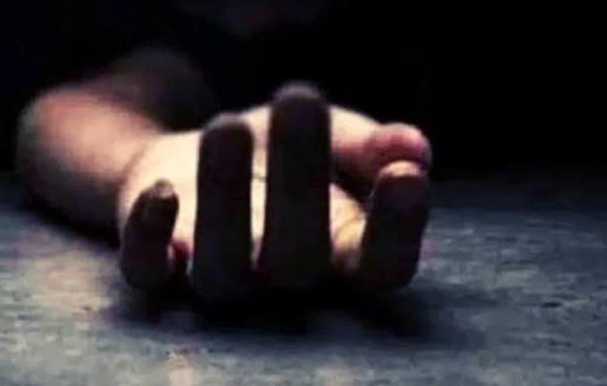 हत्या मामले में सरेंडर करने वाला था आरोपी पति, लेकिन उससे पहले ही पेड़ से लटका मिला शव