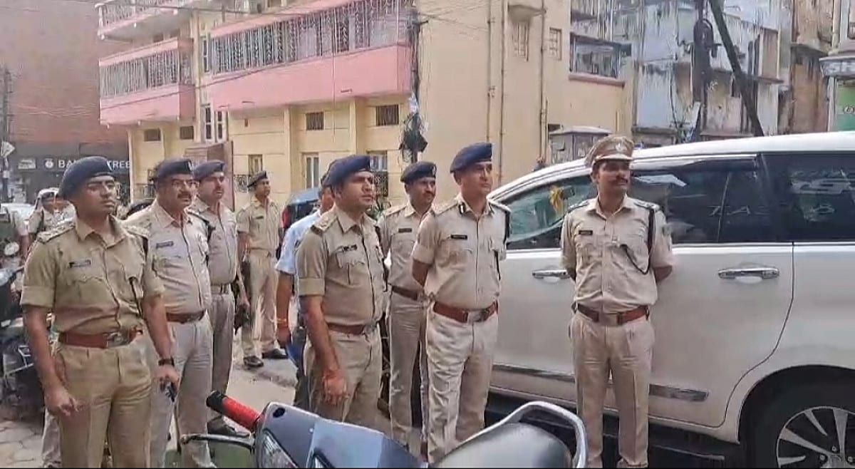 डबल डाउन हत्याकांड: जोनल आईजी ने घटना की समीक्षा की, परिजनों ने कहा- पहले अपराधियों का हो एनकाउंटर तब कराएंगे पोस्टमार्टम