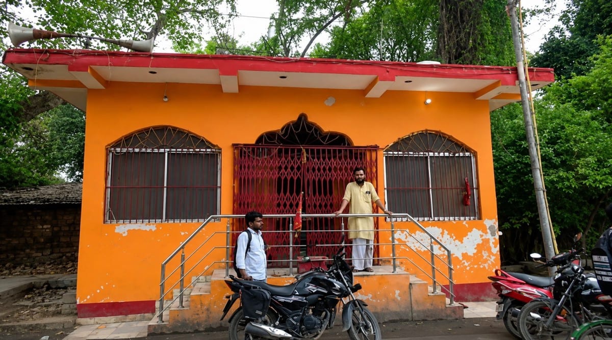 पलामू के प्रसिद्ध दुर्गा मंदिर में चोरी, मां दुर्गा के स्वर्ण-रजत आभूषण ले उड़े बदमाश, CCTV में कैद हुई वारदात