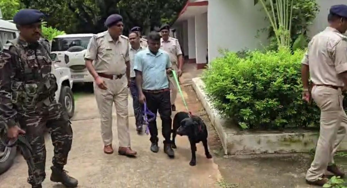 BREAKING: दुमका कोर्ट को बम से उड़ाने की मिली धमकी, स्पीड पोस्ट से आई चिट्ठी के बाद मचा हड़कंप
