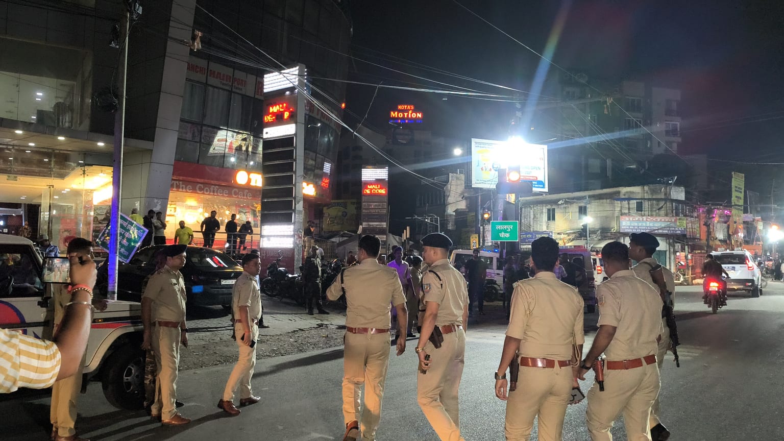 डबल डाउन हत्याकांड के बाद रांची में पुलिस अलर्ट, SP -SDM ने किया बार का निरिक्षण