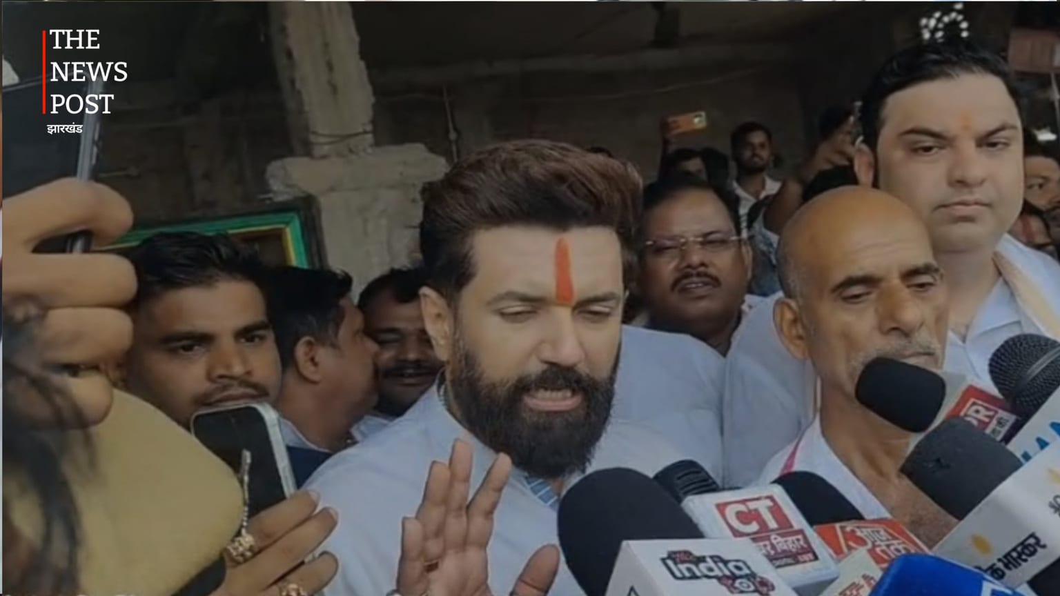 भरत तिवारी एनकाउंटर मामला : बिलौटी पहुंचे केंद्रीय मंत्री चिराग पासवान, परिजनों को न्याय का दिया भरोसा