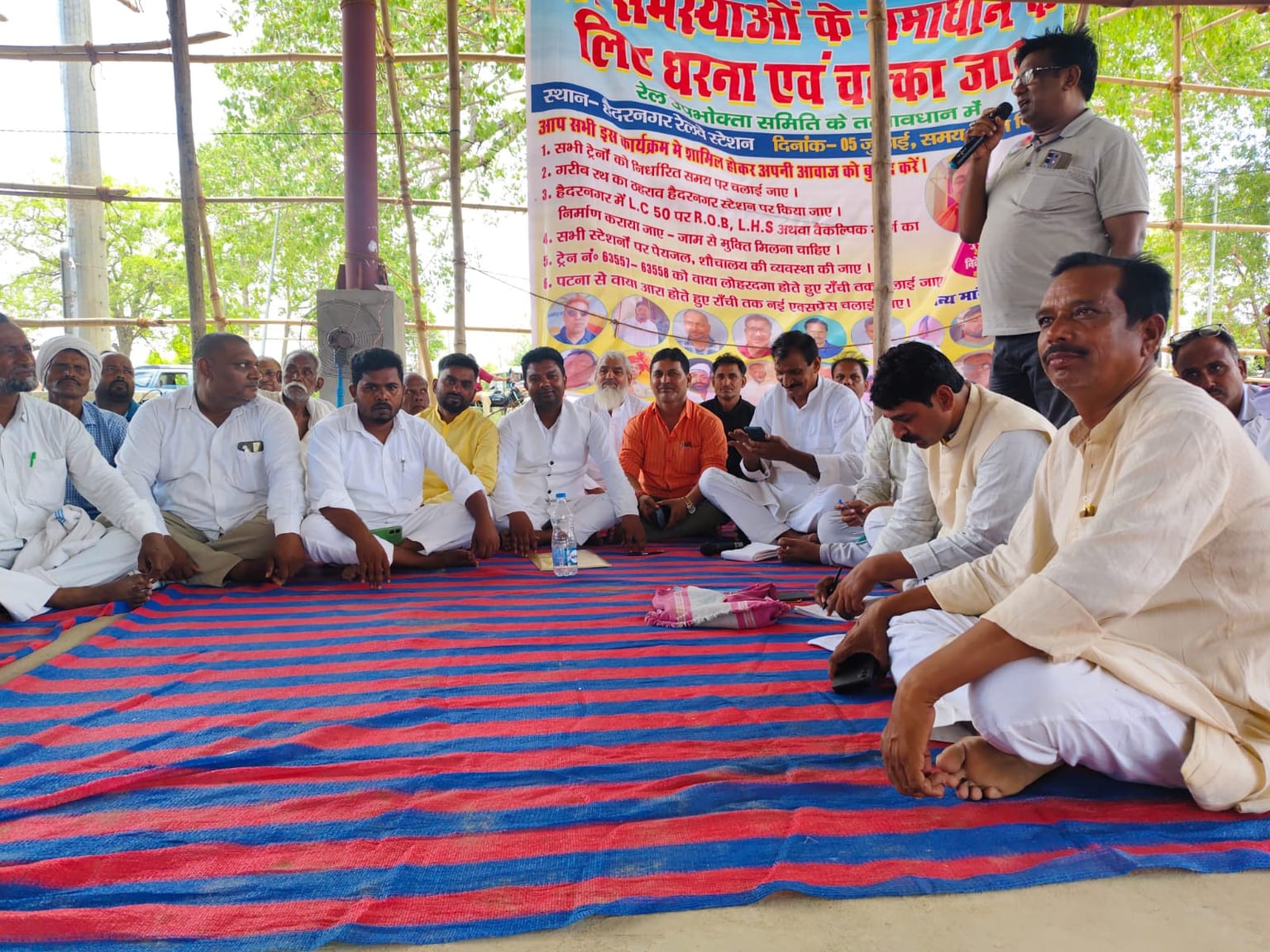 रेलवे की अनदेखी पर भड़के लोग, हैदरनगर स्टेशन पर दिया धरना, मांगें नहीं मानीं तो चक्का जाम की दी चेतावनी