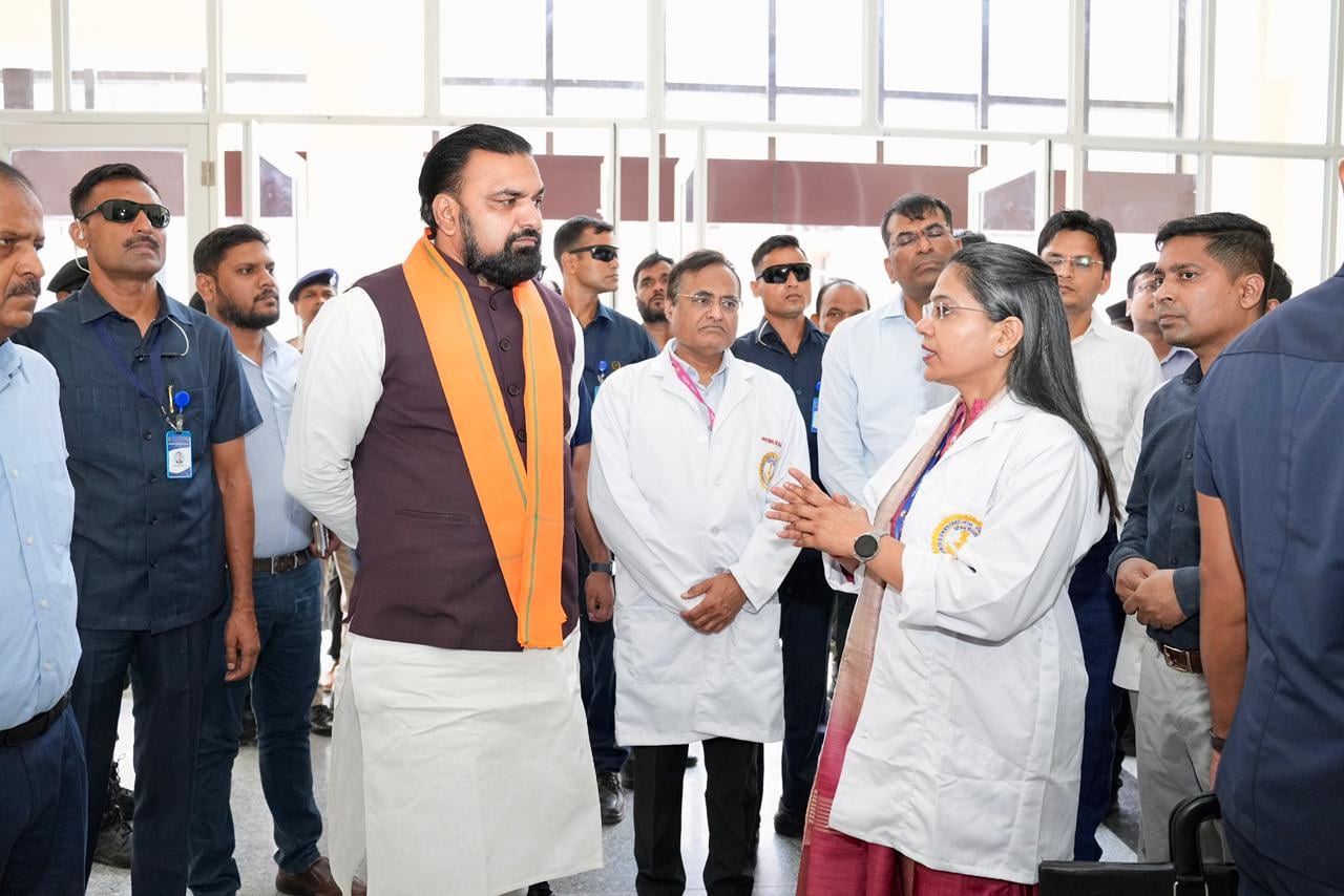 मुख्यमंत्री ने किया एम्स का निरीक्षण,कहा  बदलेगी अस्पताल की तस्वीर,24 एकड़ में  बनेगा नया भवन 200 बेड की होगी क्षमता