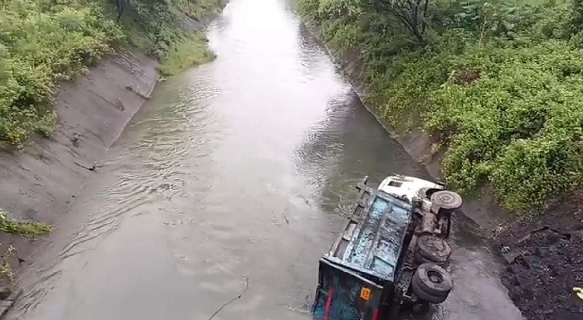 सरायकेला में एक ही दिन दो बड़े हादसे, अलग-अलग जगहों पर नहर में गिरे दो हाइवा, एक चालक घायल