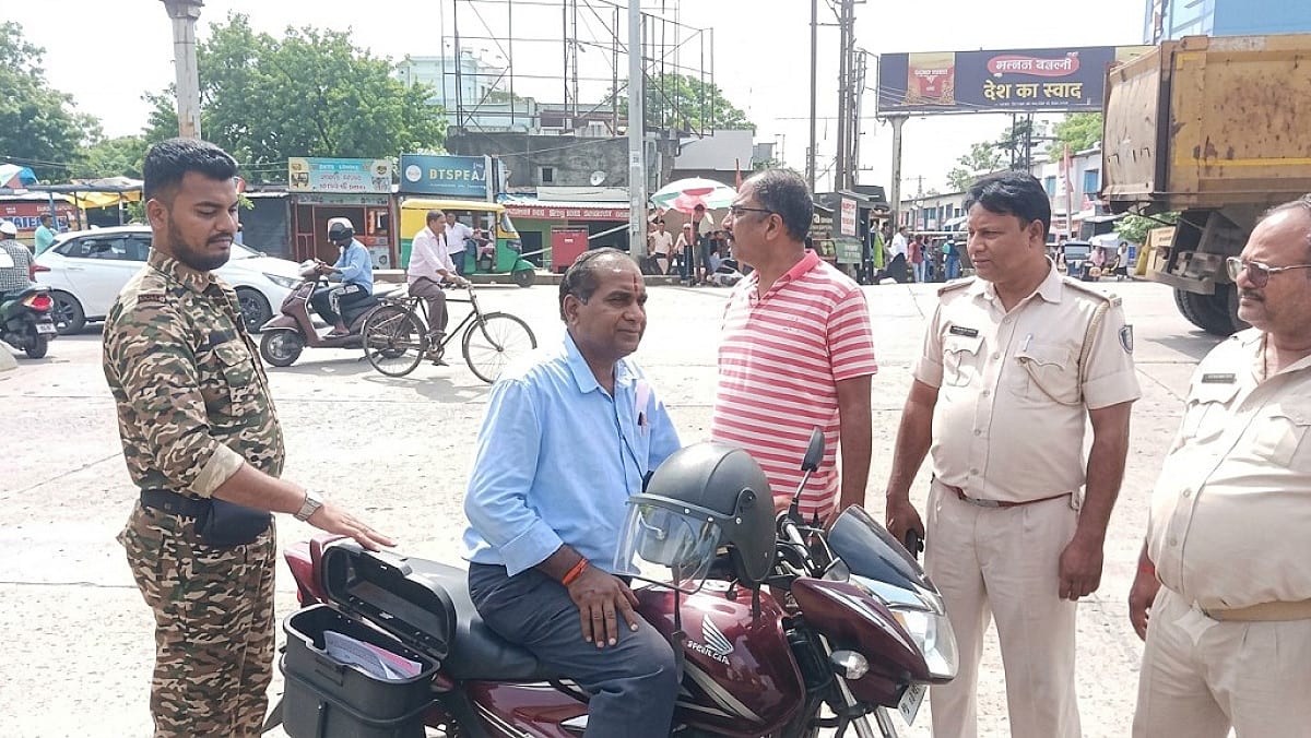 ट्रैफिक जाम बना मुसीबत! बोकारो में बाइक की डिक्की तोड़कर 3.50 लाख लेकर भागे बदमाश