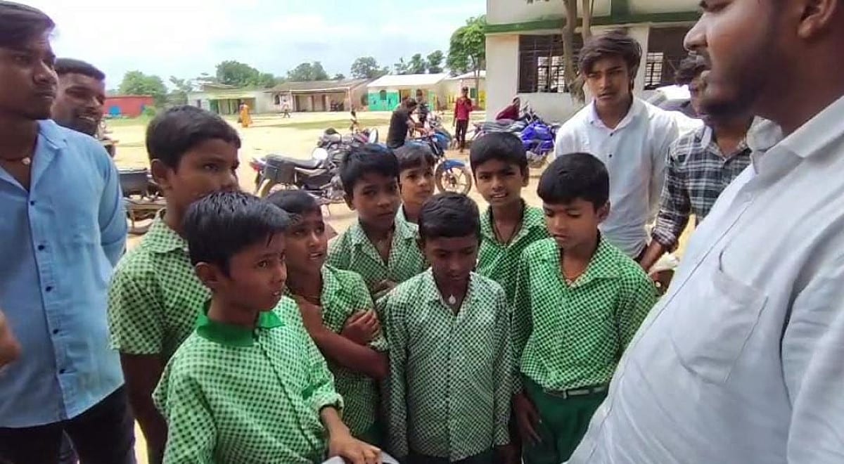 गढ़वा: सरकारी स्कूल का मास्टर हिन्दू बच्चों से लगवाता है ‘अल्लाह हू अकबर’ के नारे, जबरन गाय का गोबर खिलाने का भी लगा आरोप