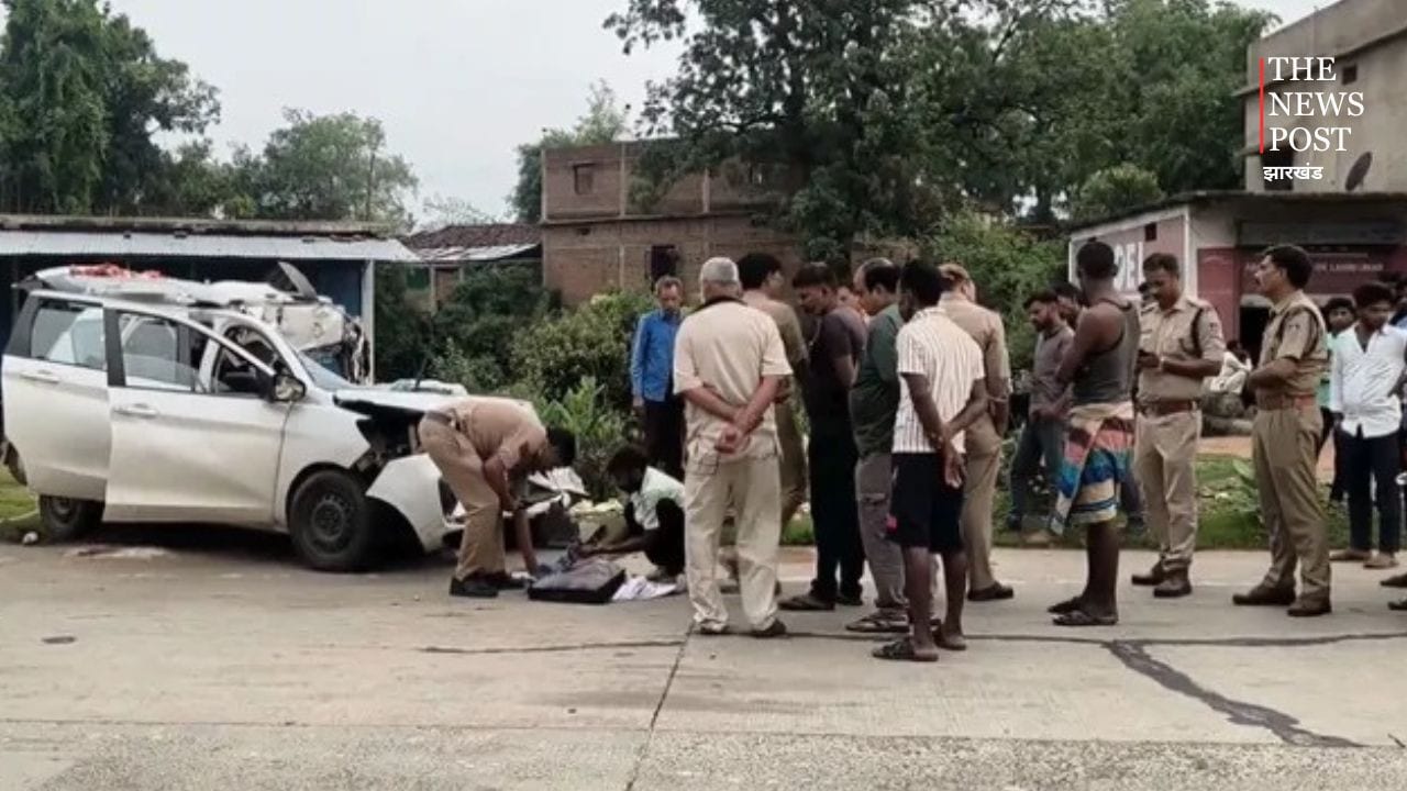 मध्य प्रदेश में भीषण सड़क हादसा, हाईवे पर खड़े ट्रक से टकराई कार, पांच की मौत