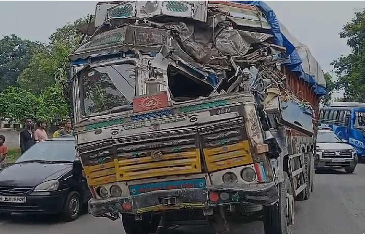 जमशेदपुर में तेज रफ्तार का कहर! बैंक में जा घुसा अनियंत्रित ट्रक, मची अफरा- तफरी