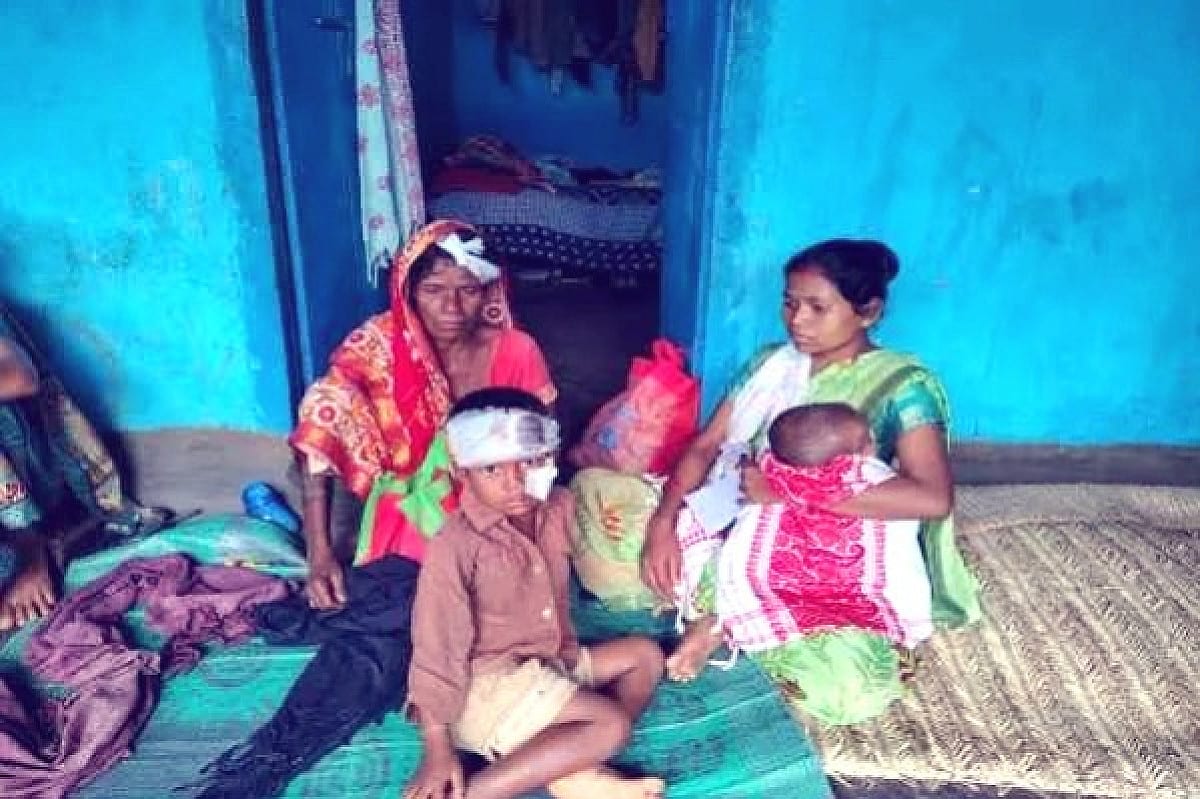 गुमला में बारिश का कहर, मिट्टी का घर ढहने से एक ही परिवार के तीन लोग दबे