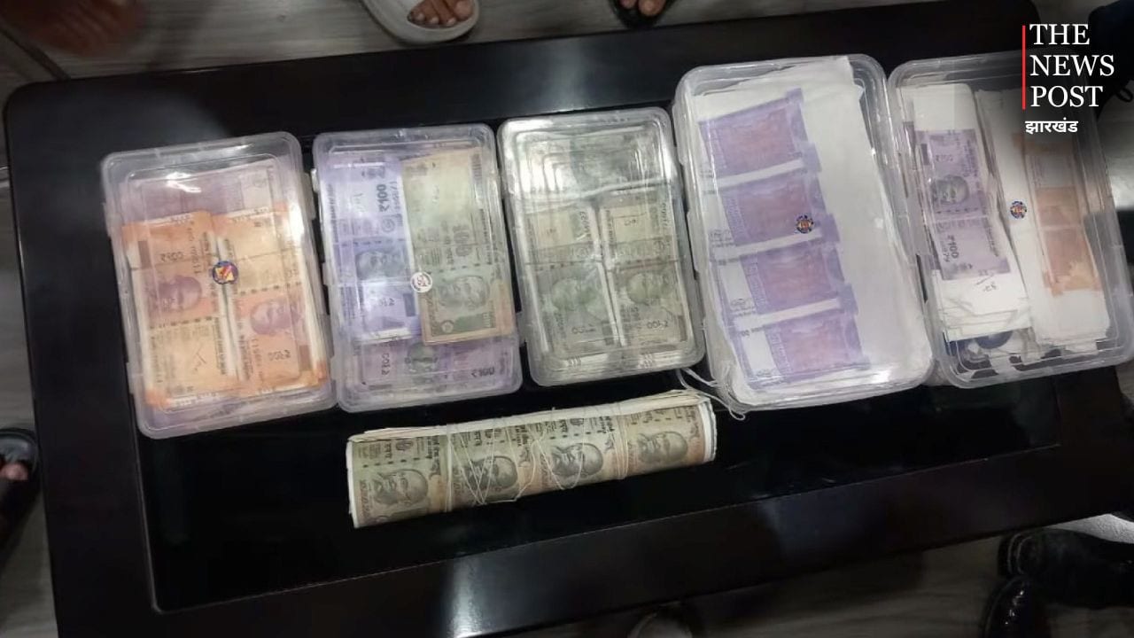 OMG! घर में ही लगा रखी थी नोट छापने की मशीन, फोटोकॉपी की आड़ में चल रहा था खेल, जानिए पूरा मामला