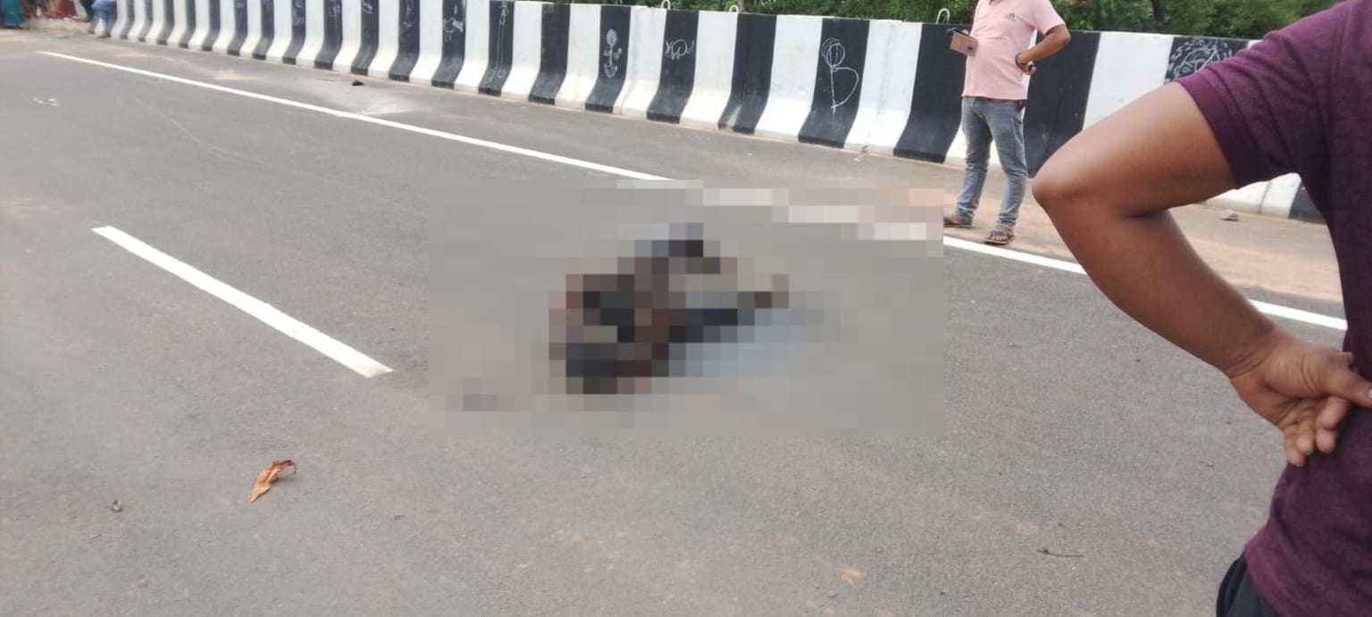 हाईवे किनारे अधजला शव मिलने से सनसनी, हत्या या आत्महत्या? पुलिस हर एंगल से जांच में जुटी