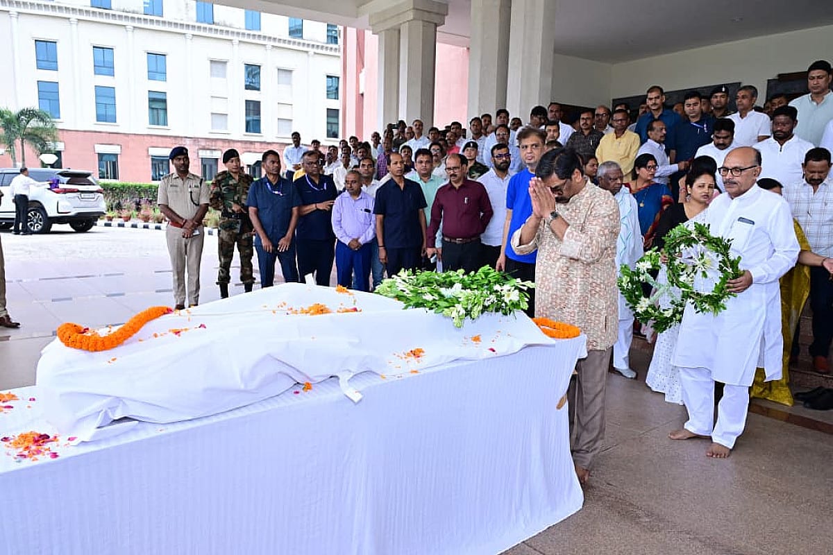 पूर्व मंत्री मन्नान मल्लिक को अंतिम विदाई, मुख्यमंत्री हेमंत सोरेन ने दी श्रद्धांजलि, बोले- झारखंड ने खोया अनुभवी जननेता