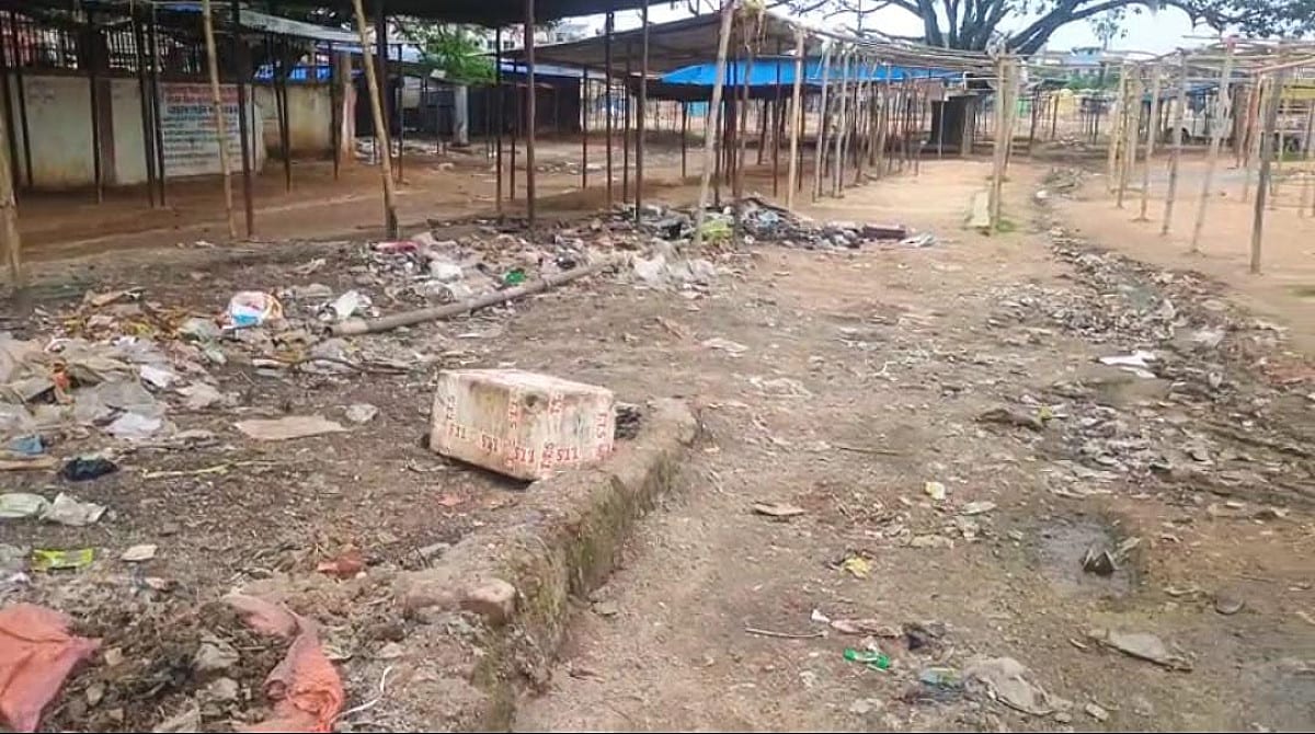 कचरे और कीचड़ में डूबा गुमला बाजार, जीर्णोद्धार का इंतजार कर रहे दुकानदार और किसान