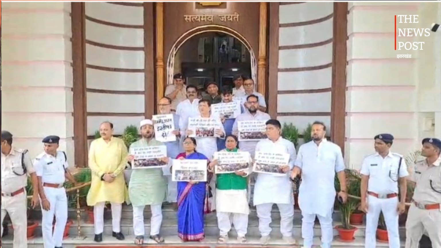 विधान परिषद के बाहर विपक्ष का हंगामा, छात्रों पर लाठीचार्ज को लेकर घिरी सरकार,पढ़ें पूरा मामला