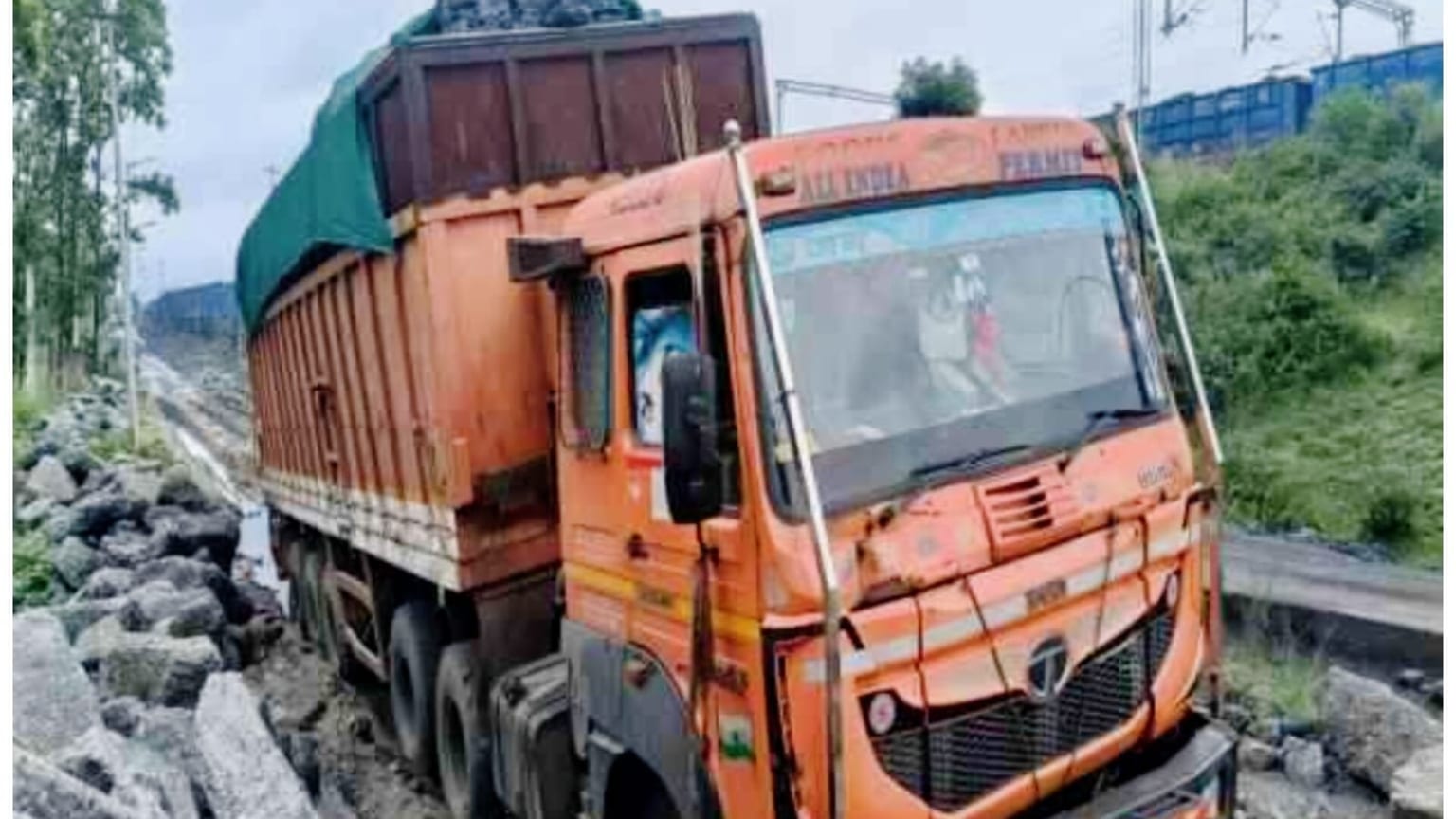 हजारीबाग : 60 टन अवैध कोयला लदा ट्रेलर जब्त, चालक फरार, अवैध खनन पर फिर उठे सवाल