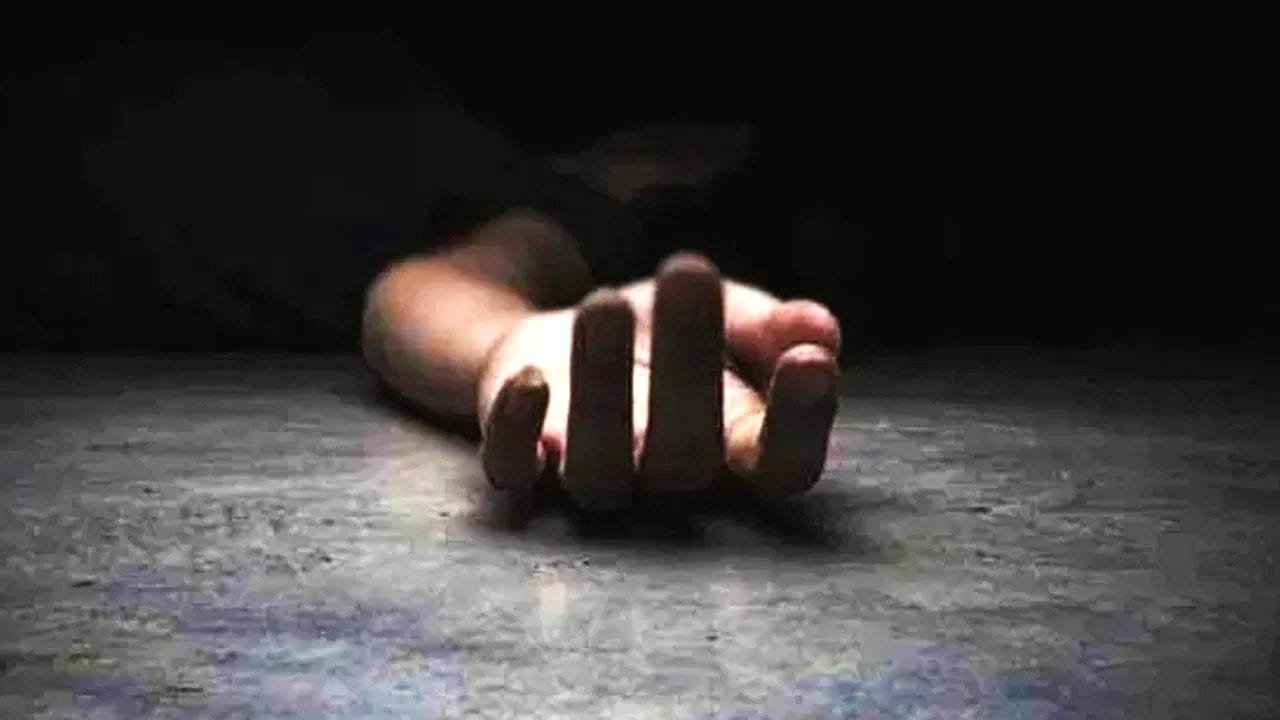 दुमका: पेड़ से लटका मिला युवक का शव, हत्या या आत्महत्या की गुत्थी सुलझाने में जुटी पुलिस