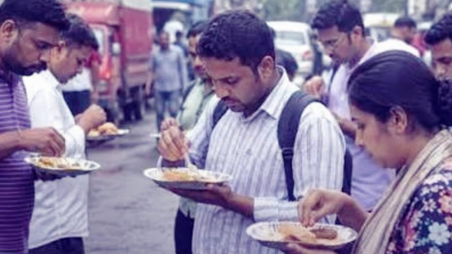 बरसात में स्ट्रीट फूड से बढ़ रहा संक्रमण का खतरा, अस्पतालों में 25% बढ़े मरीज