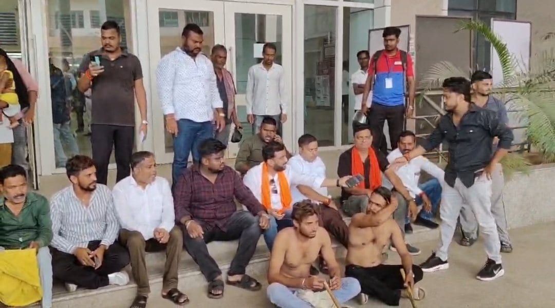 एमजीएम अस्पताल में होमगार्ड जवानों पर भाजपा कार्यकर्ता को पीटने का आरोप,जमकर हुआ हंगामा