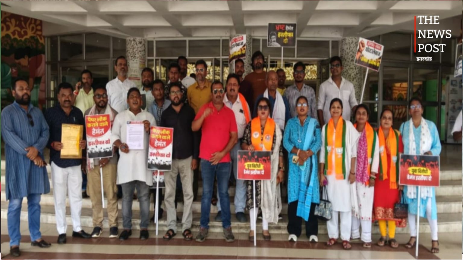 चाईबासा: JPSC-JSSC भर्ती घोटाले के विरोध में भाजयुमो का आक्रोश मार्च, राज्यपाल के नाम सौंपा ज्ञापन