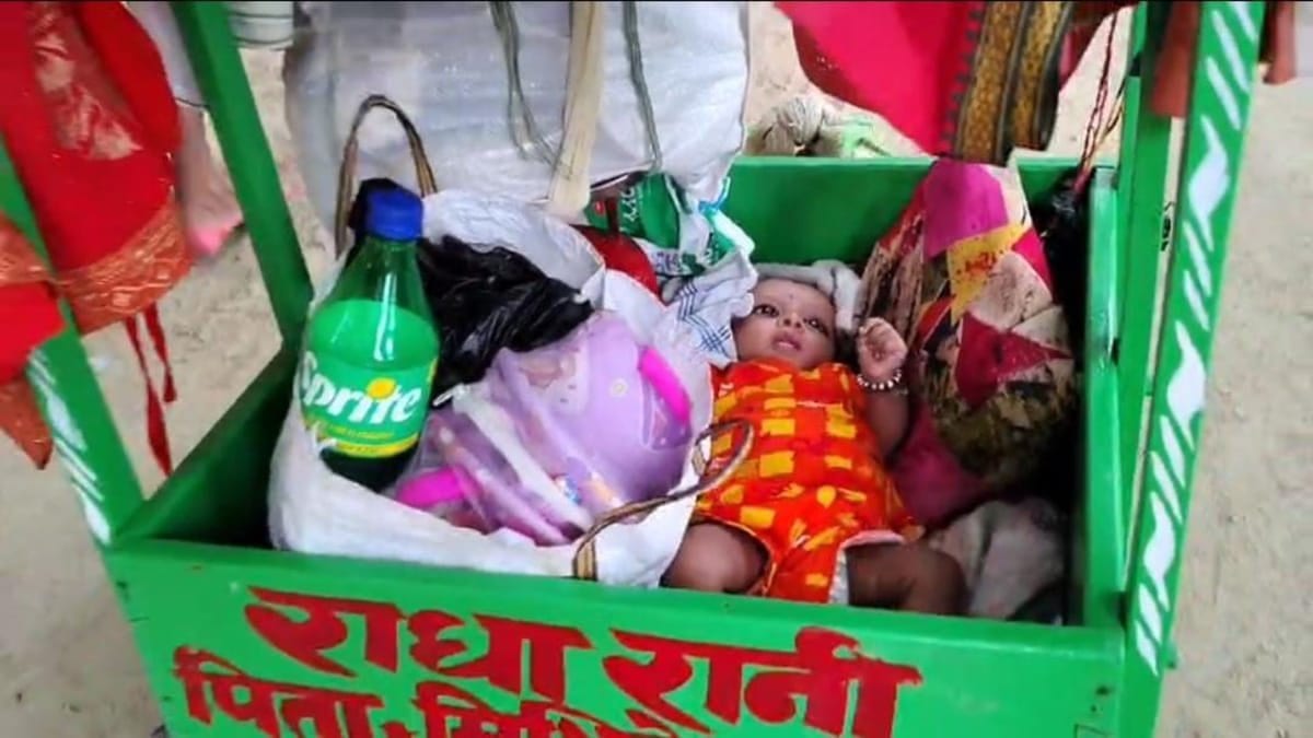 2 महीने की बेटी को डोली में बैठाकर दंडवत यात्रा पर निकले पिता, जानिए क्यों मांगी बाबा से ये मन्नत