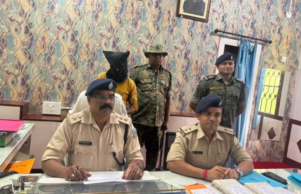 सरायकेला में 3 किलो अफीम के साथ तस्कर गिरफ्तार, साथी फरार