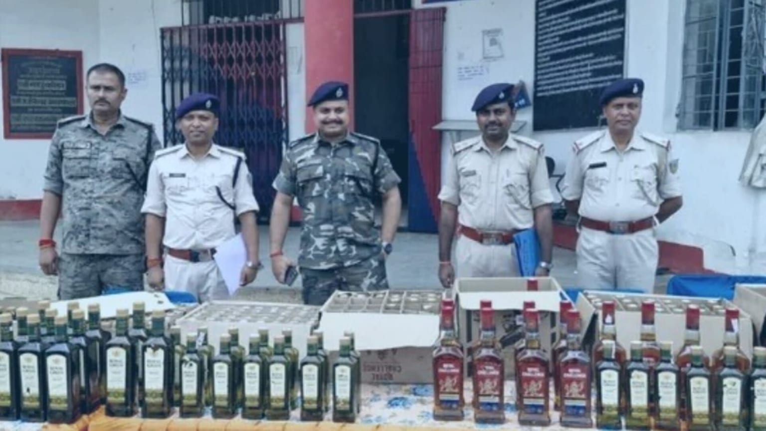 चतरा: 16 लाख की विदेशी शराब जब्त, भूसे के नीचे छिपाकर बिहार भेजी जा रही थी खेप