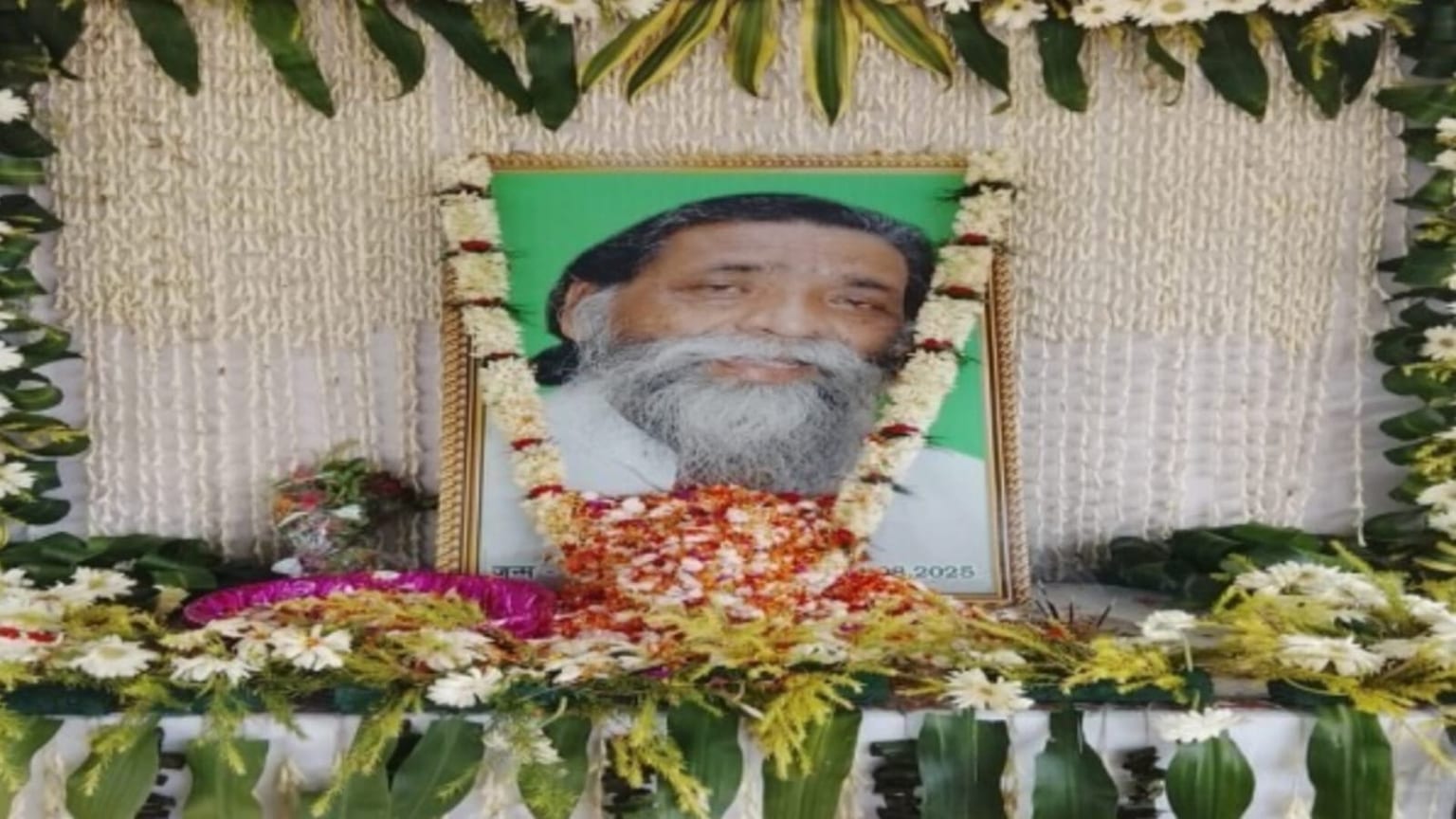 दुमका: पहली पुण्यतिथि पर दिशोम गुरु शिबू सोरेन को श्रद्धांजलि, बसंत सोरेन ने किया नमन