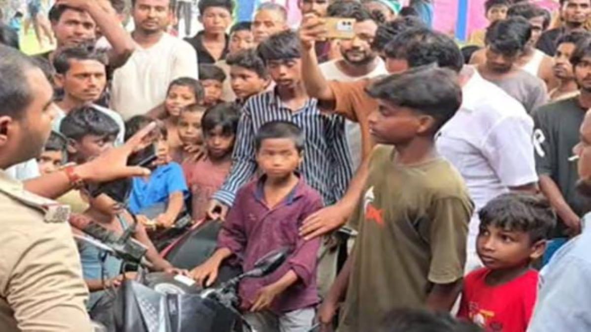 थोड़ी शर्म कर लो! बच्चियों से स्कूल में छेड़खानी कर रहे थे मास्टर जी,लोगों को लगी भनक तो कर दिया ये हाल