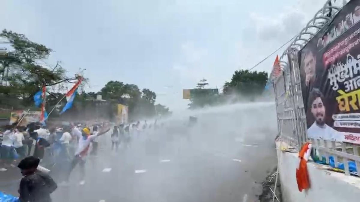 पटना में उग्र हुआ छात्रों का आंदोलन, CM आवास घेराव के दौरान चला वाटर कैनन, कई हिरासत में