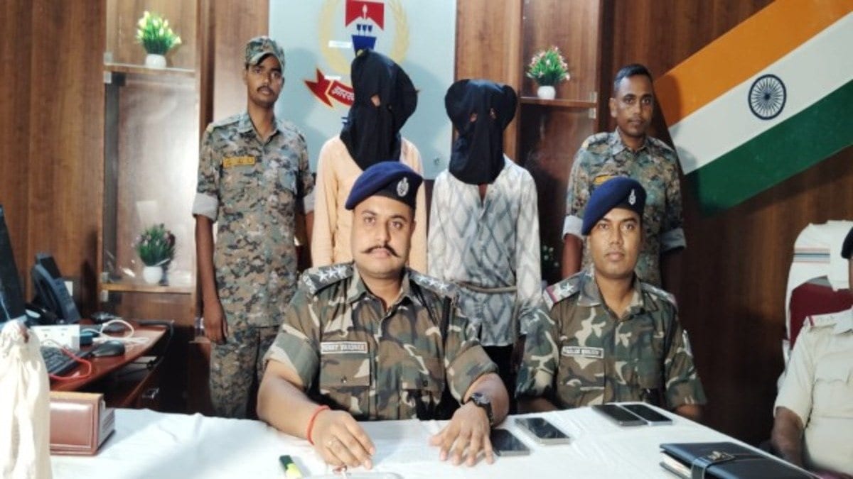 चतरा में बड़ी साजिश नाकाम, दो माओवादी हथियार के साथ गिरफ्तार