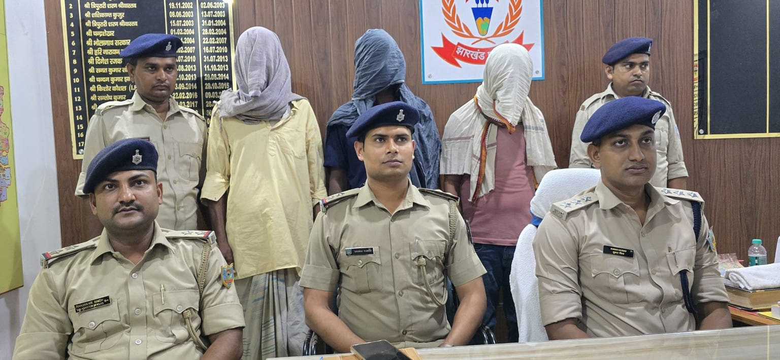 पाकुड़ में महुआ शराब तस्करों पर पुलिस का एक्शन, 95 लीटर शराब जब्त, तीन गिरफ्तार
