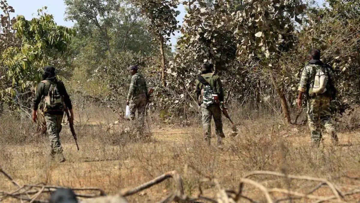 सरायकेला: 22 लाख के 3 इनामी नक्सलियों की गिरफ्तारी, AK-47 और पिस्टल बरामद