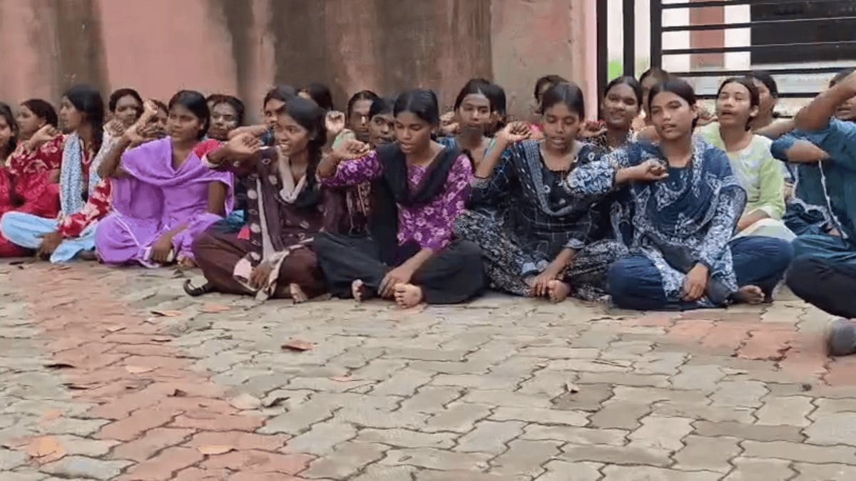 पाकुड़: दाखिले की सीटें घटने पर छात्रों का उग्र विरोध, KKM कॉलेज में जड़ा ताला