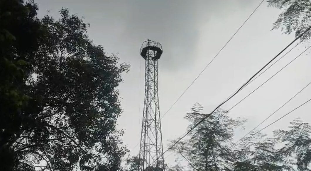 जमशेदपुर: पुलिस लाइन में हाई वोल्टेज ड्रामा, नशे की हालत में टावर पर चढ़ा सिपाही