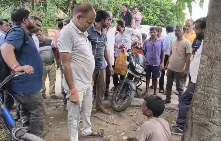 दुमका:घर में घुसे चोर को लोगों ने दौड़ाकर पकड़ा, किया पुलिस के हवाले