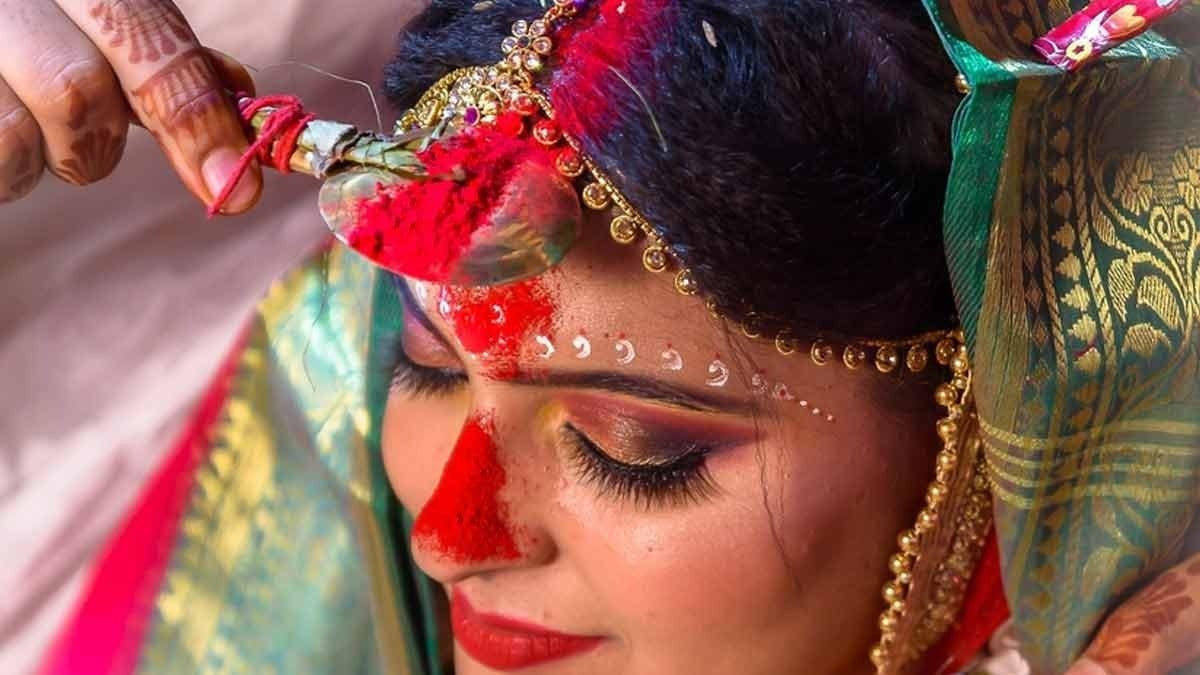 शादी के बाद ही क्यों भरी जाती है मांग में सिंदूर? जानिए इसके पीछे की मान्यता