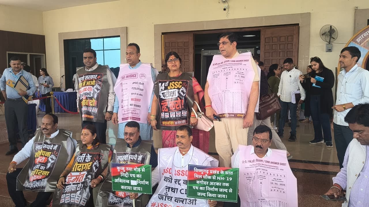 JPSC-JSSC विवाद पर विधानसभा के बाहर गरमाई सियासत, दूसरे दिन भी BJP-AJSU का धरना जारी