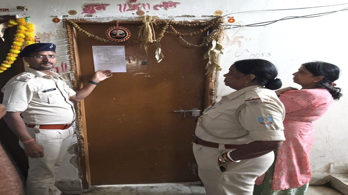 गैंगस्टर प्रिंस खान के करीबी पर पुलिस की बड़ी कार्रवाई, कोर्ट के आदेश पर घर पर चिपकाया इश्तहार