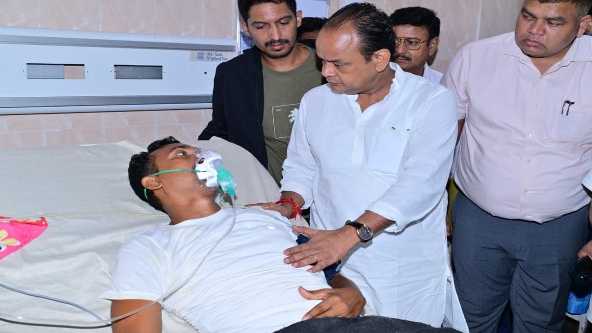 छात्र आंदोलन के बीच सदर अस्पताल पहुंचे स्वास्थ्य मंत्री इरफान अंसारी, छात्रों का पूछा हाल - चाल