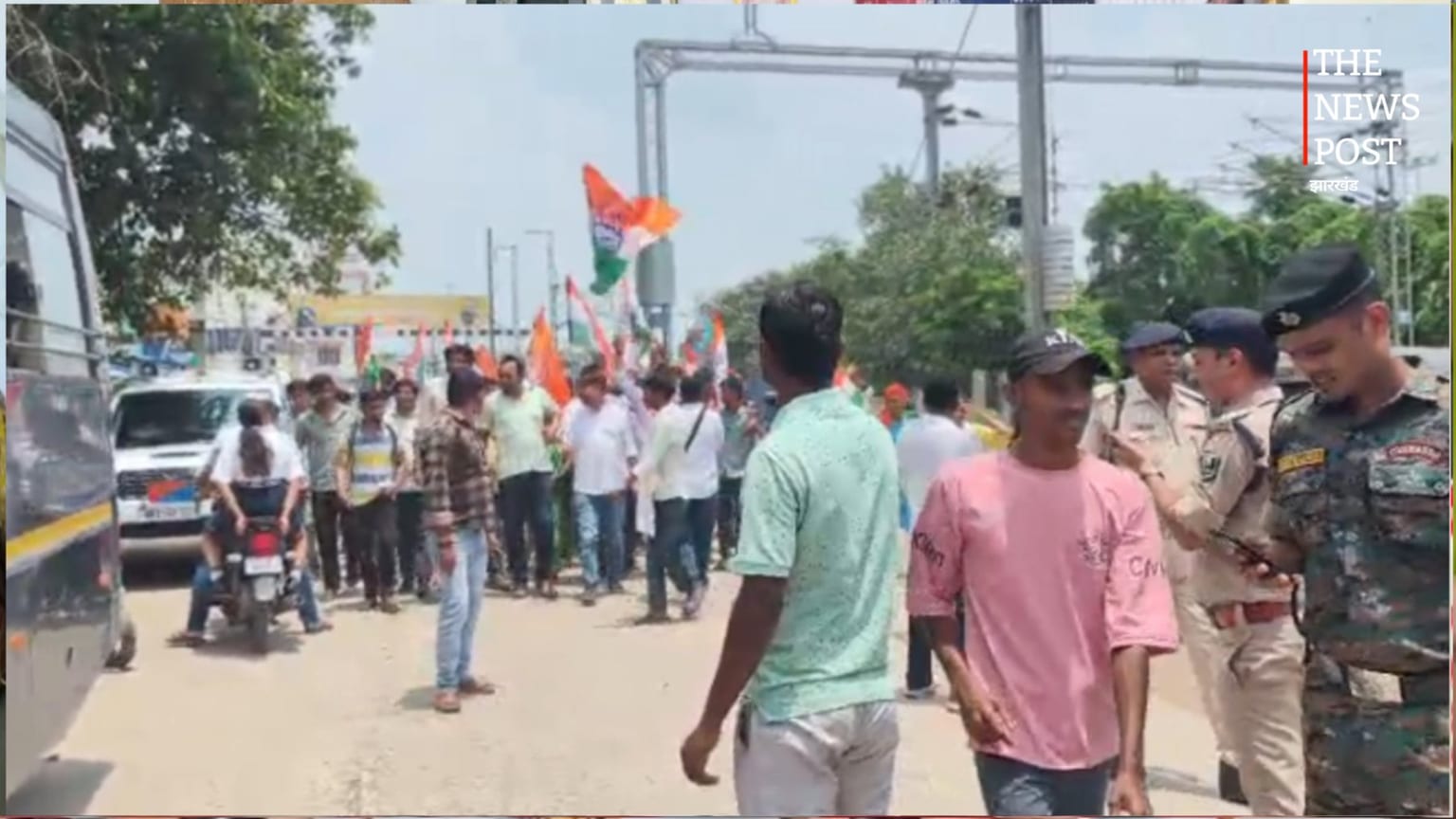 बक्सर में रेलवे गुमटी खोलने की मांग पर रेल ट्रैक जाम, डेढ़ घंटे बाद बहाल हुआ परिचालन