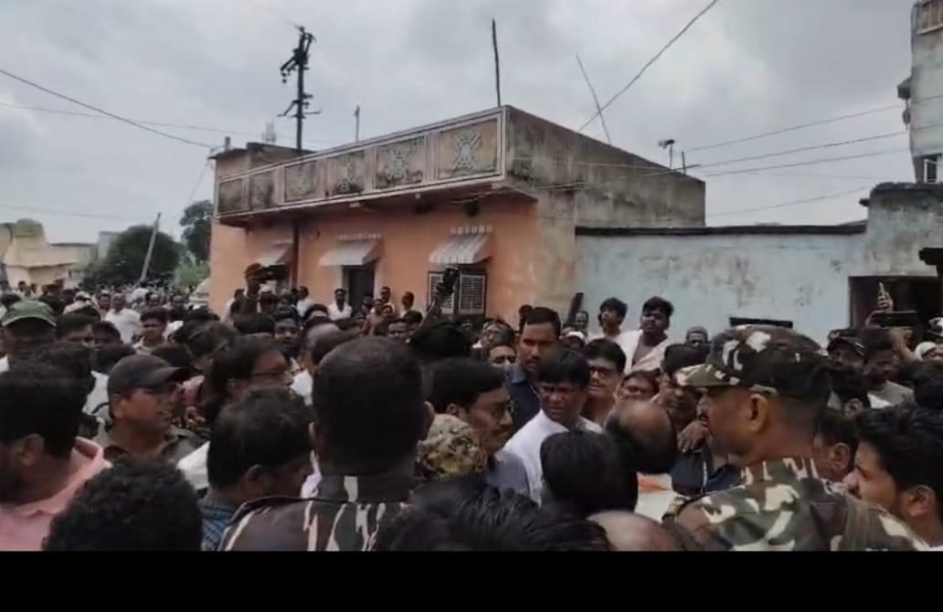 कतरास में धंसान पर सांसद ढुल्लू महतो का विरोध, महिलाओं ने लगाए नारे, फिर क्या हुआ