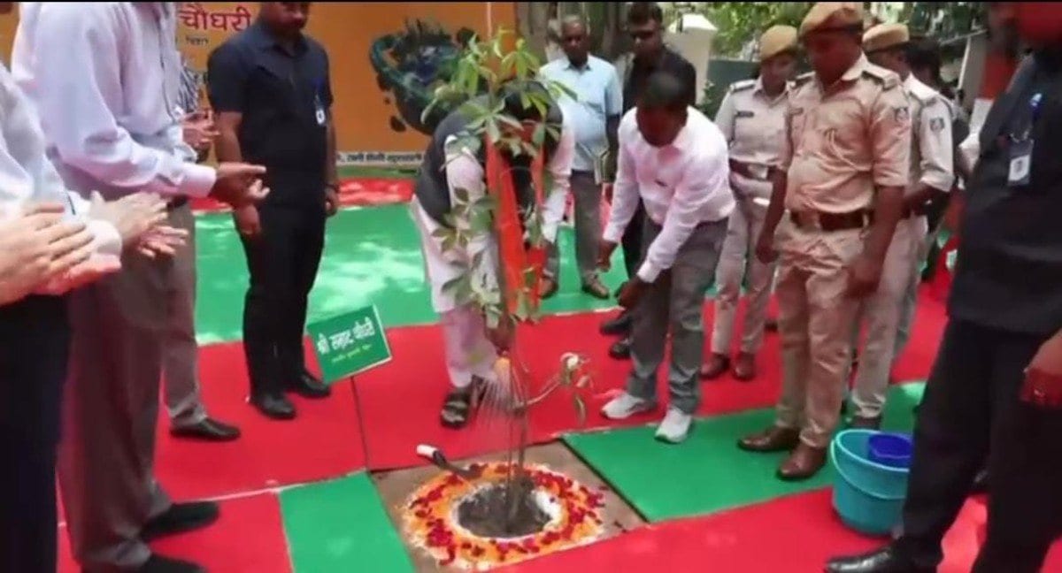 बिहार पृथ्वी दिवस पर CM सम्राट चौधरी ने किया पौधारोपण, पर्यावरण संरक्षण का दिया संदेश