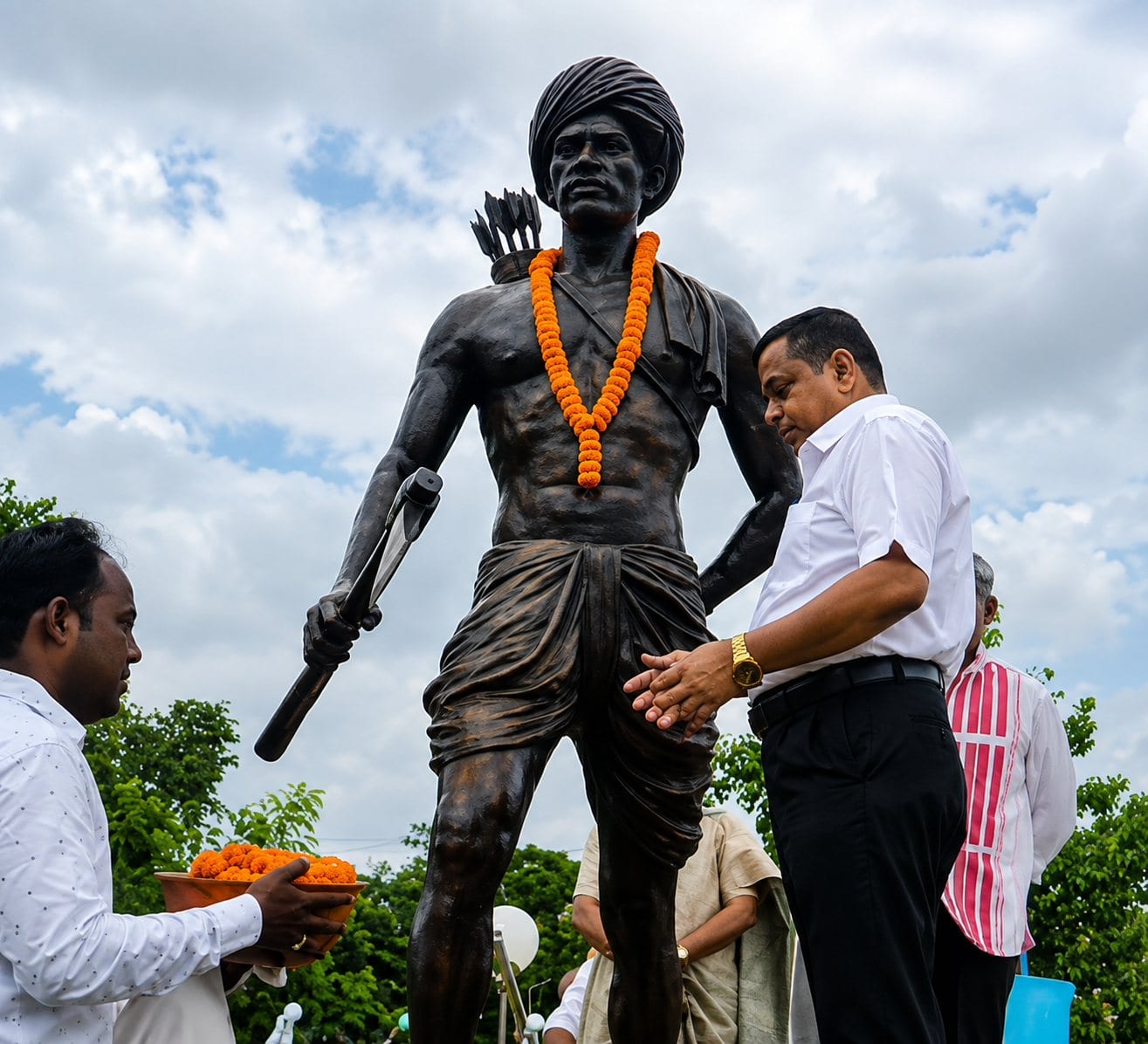 गढ़वा में धूमधाम से मना विश्व आदिवासी दिवस, सांस्कृतिक कार्यक्रम के साथ लगा रक्तदान शिविर