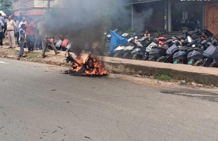 Dhanbad: इलेक्ट्रिक स्कूटी से परेशान युवक ने ऐसा क्या कर दिया कि सब रह गए भौंचक, जानिए