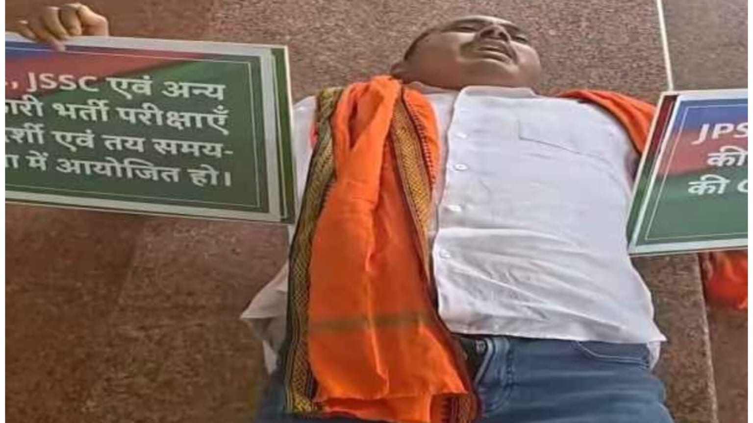 छात्रों पर लाठीचार्ज के विरोध में विधानसभा के बाहर सड़क पर लेटे विधायक तिवारी महतो, सरकार पर बोला हमला