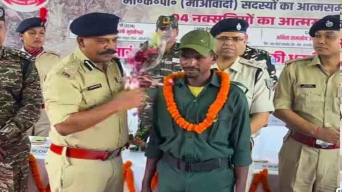 नक्सलियों के खिलाफ ऑपरेशन ‘नवजीवन-III’ सफल, 10 लाख के इनामी समेत 4 ने छोड़ा हथियार