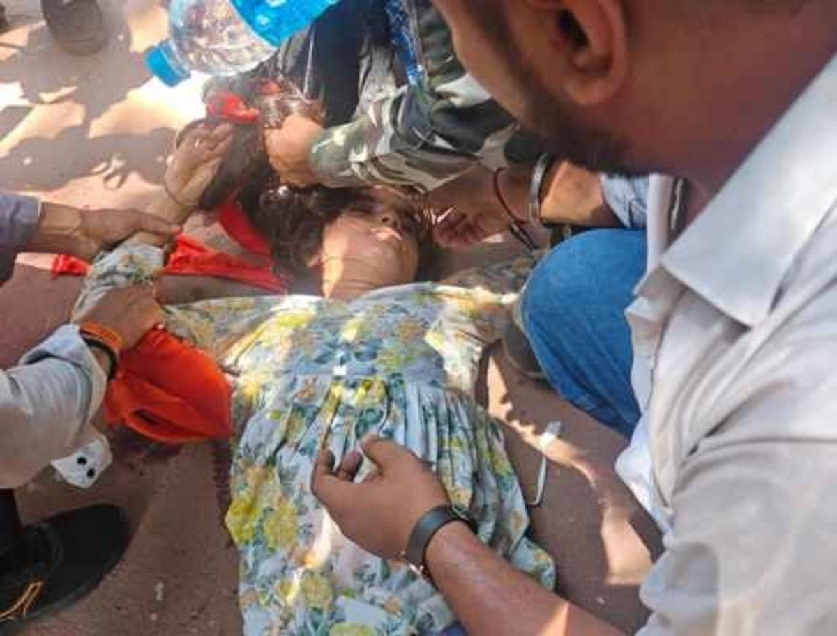 रांची में ABVP प्रदर्शन के दौरान महिला कार्यकर्ता बेहोश, सड़क पर लेटकर किया हंगामा; बस रोकने से बढ़ा तनाव