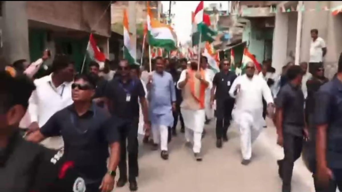 मुंगेर पहुंचे CM सम्राट चौधरी, हाथों में तिरंगा लेकर निकाली भव्य यात्रा, उमड़ा जनसैलाब